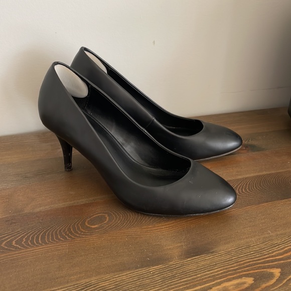 Classic black high heels size 8 - Picture 3 of 3